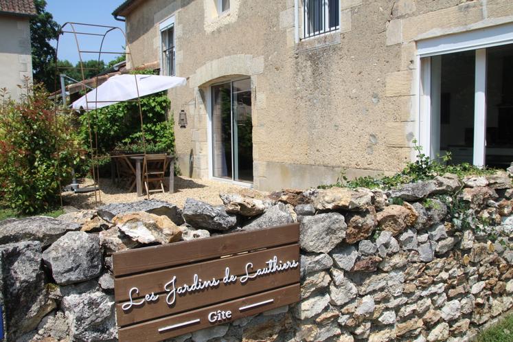 Le gîte bénéficie d'une terrasse.