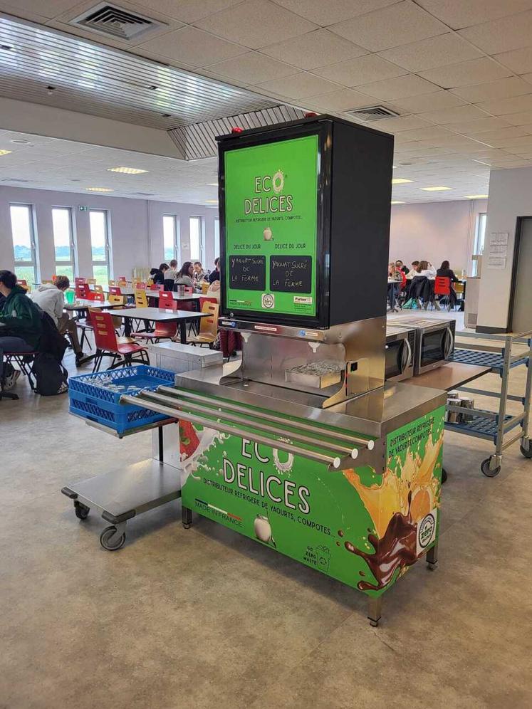 À la manière d'une fontaine à eau, ici des élèves se servent du yaourt ou une compote à la fin de leur repas.