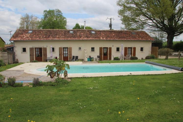 Les deux gîtes "La perdrix" et "Le Poirier" sont mitoyens et profitent de la piscine. Chaque gîte accueillent 4 personnes.