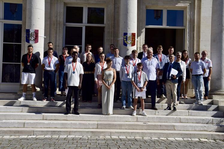 Une partie des apprentis et leurs maîtres d'apprentissage ont posé sur les marches de la préfecture. Angoulême le 27 juin 2025.