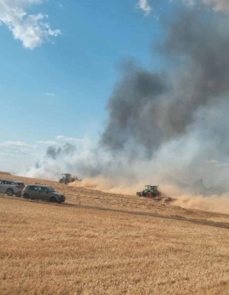 Feu à Montigné près de Celles-sur-Belle, le 8 juillet. Deux déchaumeurs ont permis de couper la lame de feu.
