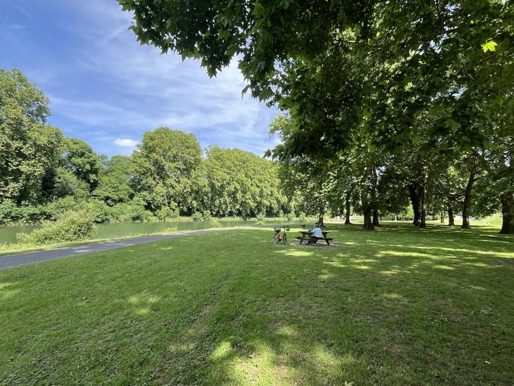 La balade à vélo est majoritairement ombragée et agrémentée de zones de pique-nique.