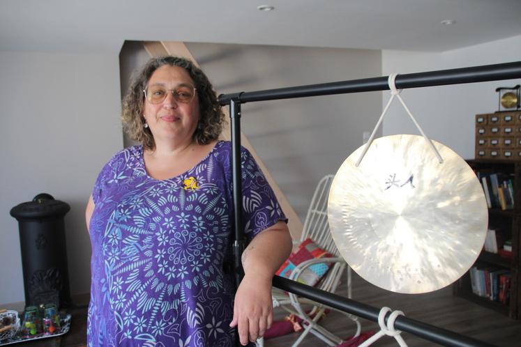 Marie-Ange Carpio utilise le gong dans ses séances de sonothérapie.