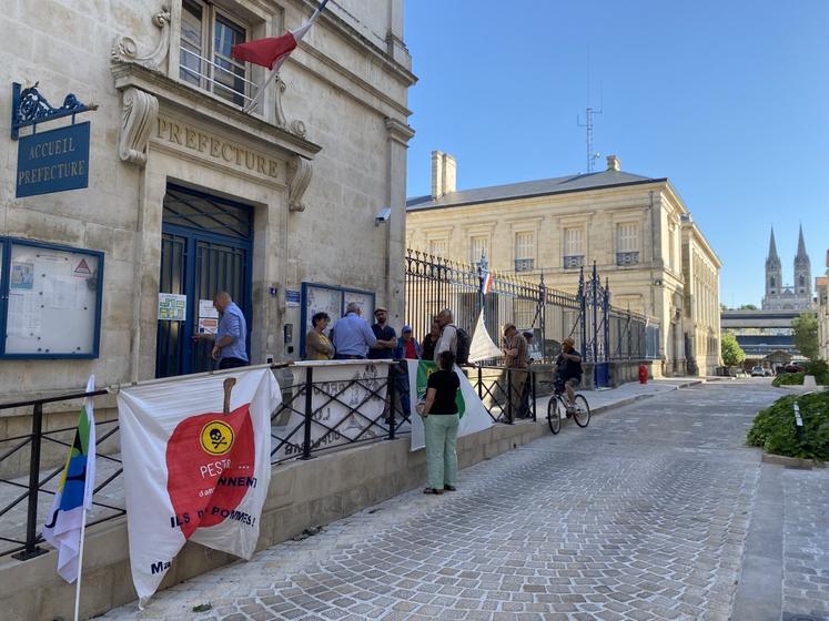 Devant la préfecture, la CLE n'a mobilisé que très peu d'opposants antibassines ce 11 juillet.