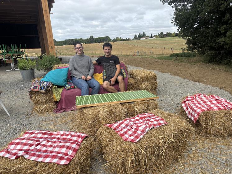 Marie et Tom Sabourin ont aménagé un espace de restauration devant la boutique de la ferme.