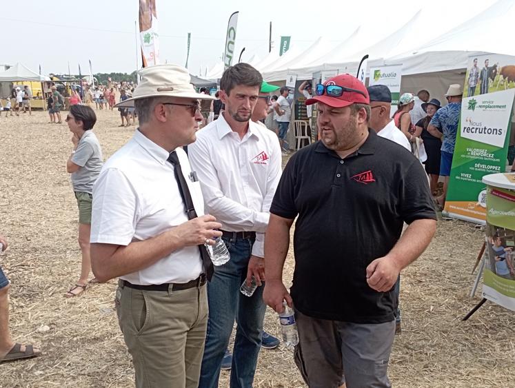 Au-delà du grand public, la Fête de la Terre offre aussi une occasion de dialoguer avec les élus et institutions. La visite officielle qui s'est déroulée en présence du sous-préfet de Saintes Guillaume Brault a été l'occasion pour le président départemental du syndicat, Kévin Dumont, de faire remonter quelques messages à l'État. Importance de la formation agricole, difficultés de trésorerie dans un contexte de prix bas ou encore risques de dérive des Projets alimentaires territoriaux (PA...