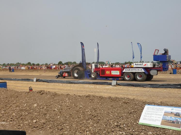 Inédite lors de la Fête de la Terre des Jeunes Agriculteurs de Charente-Maritime, la démonstration de tracteur-pulling a attiré une foule nombreuse de chaque côté de la piste de plus de 100 m de long.
