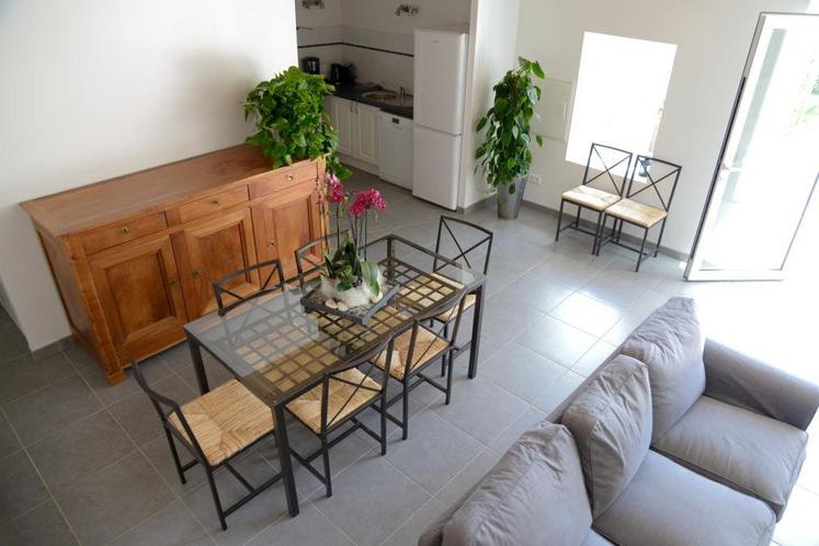 Le gîte " La Tonnelle " bénéficie d'une belle pièce de vie pour accueillir 7 personnes.