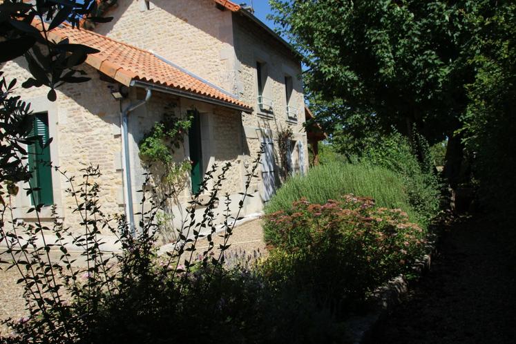 Pourtant au cœur du village de Lavoux et de ses commerces, l'abri Simonne bénéficie d'une belle tranquillité.