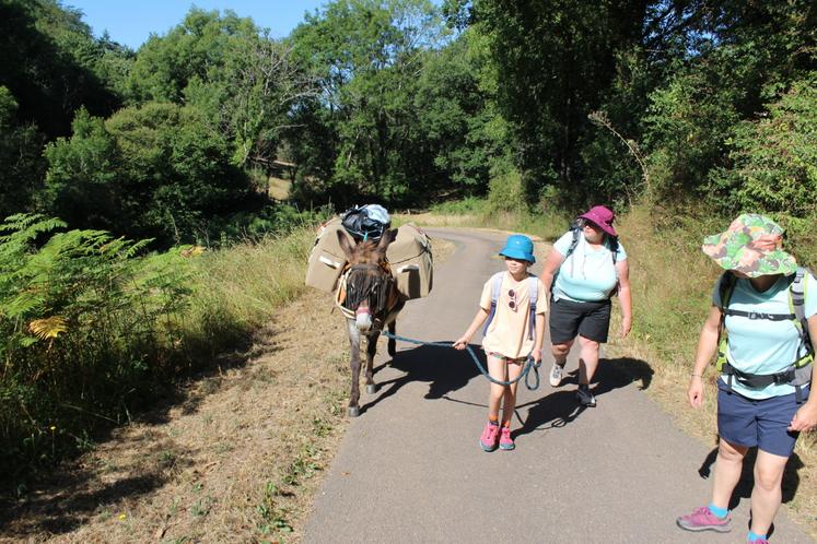 Noëlie, 10 ans et demi, était très fière de pouvoir mener Gavroche, très patient avec les enfants.