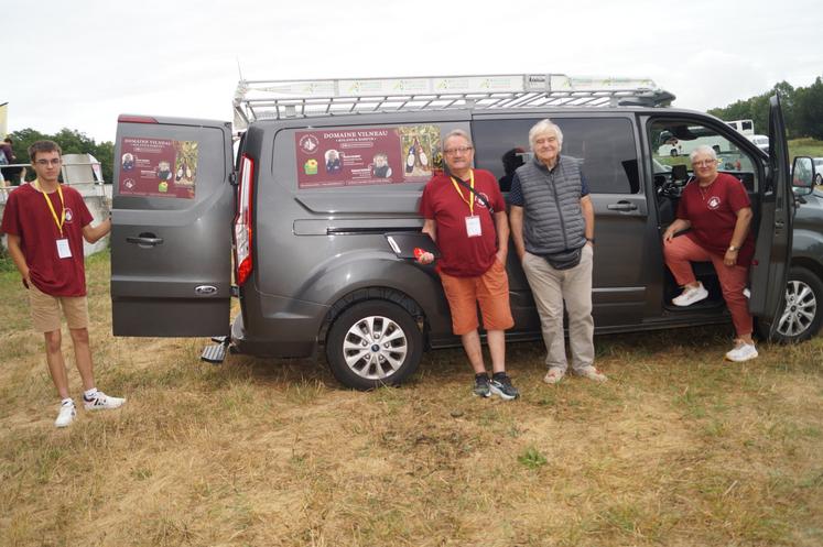 De gauche à droite au départ de la caravane du Tour : Maxence Chavouet, Roland Vilneau, Michel Trainaud et Babeth Vilneau.