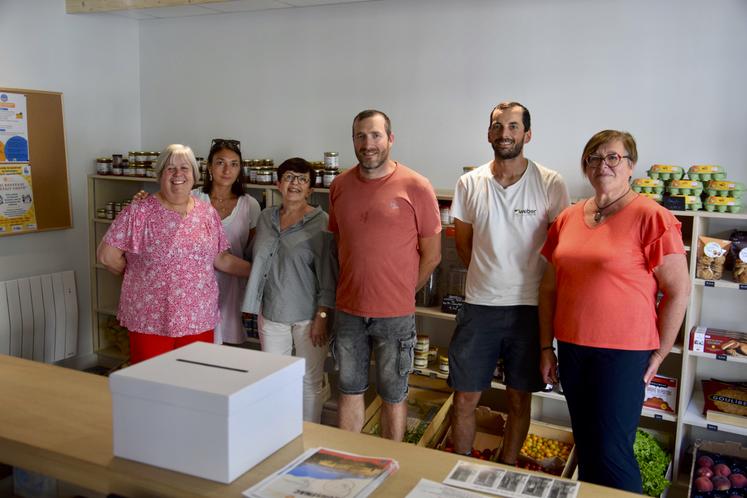 Une partie des bénévoles de l'épicerie associative de Ronsenac, avec madame la maire, à droite.