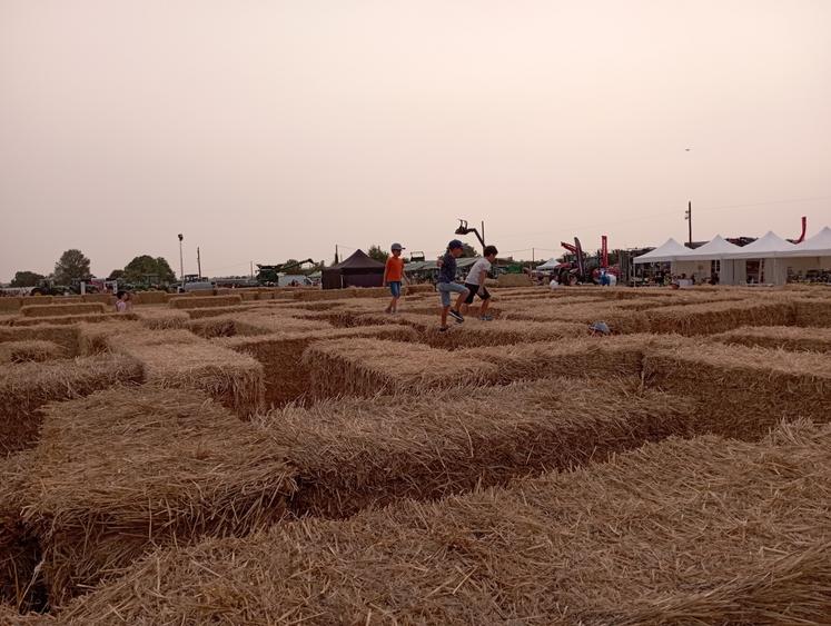 Les organisateurs avaient prévu plusieurs activités spécifiques pour les plus jeunes, comme ce labyrinthe de bottes de paille... Avec lequel les enfants s'amusaient à leur manière !