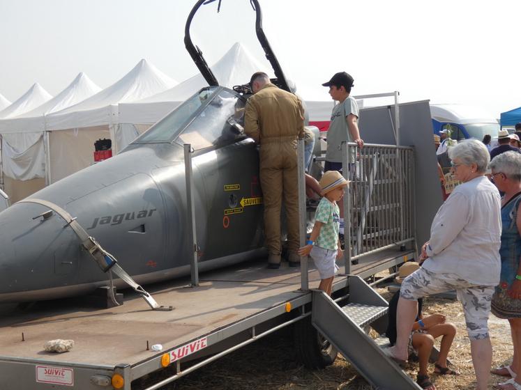 Parmi les activités inédites cette année, ce cockpit amené par les militaires de l'École de l'aviation de chasse Christian Martell, de Cognac.