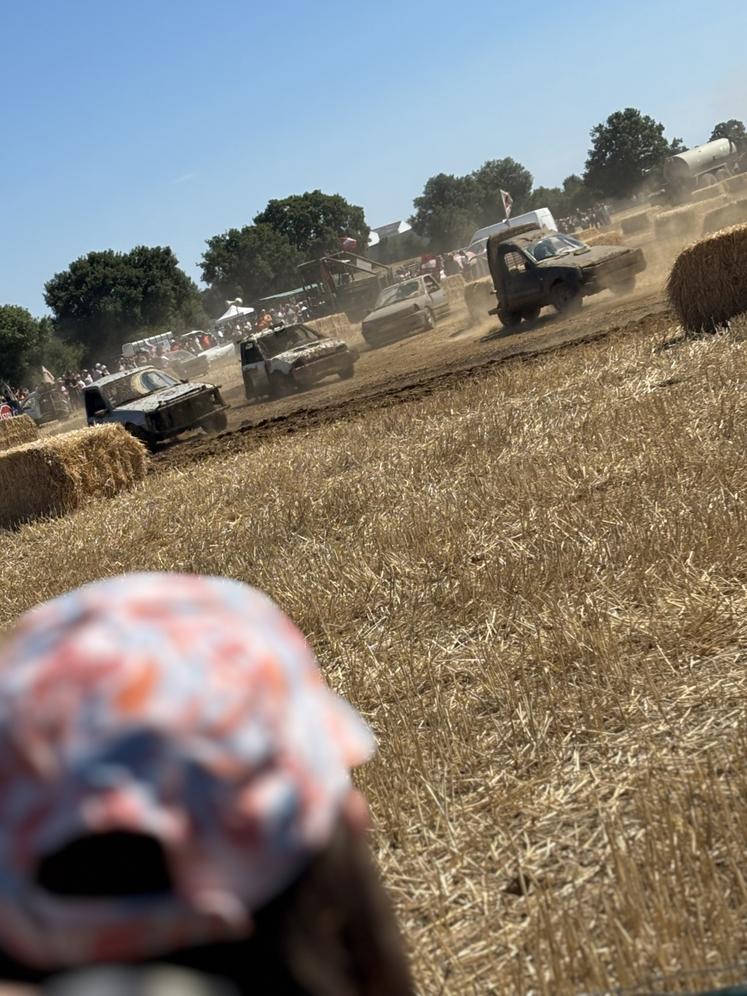 Les courses de Train'Cul ont soulevé beaucoup de poussière. Une manche 100 % féminine était proposée le dimanche à 16 h.