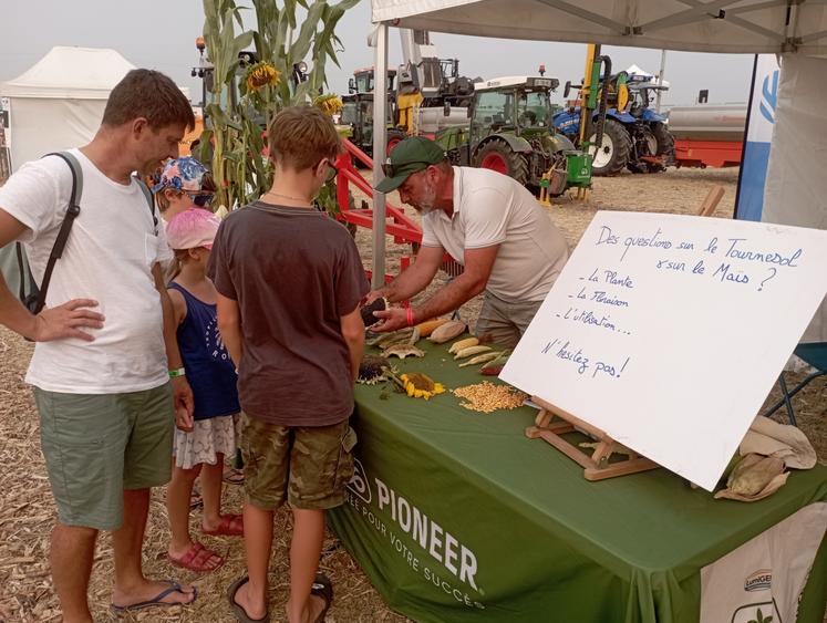 Pour les entreprises du monde agricole, la Fête de la Terre est l'occasion de faire découvrir leur activité mais aussi de présenter au grand public des informations sur la vie des plantes et des animaux. Chez Pioneer, le tournesol et le maïs étaient ainsi à l'honneur.