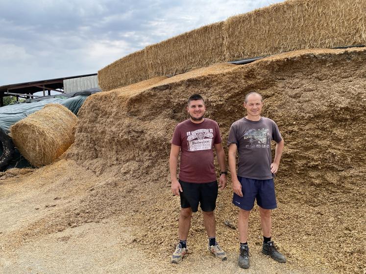 Antonin Goulard (à gauche) et Laurent Tardy (à droite, Gaec des Maisons neuves) ont contractualisé une solution pour que chacun retrouve ses billes : en face de l'ensilage maïs fourni par le premier, le Gaec laitier s'engage à conduire le chantier et à fournir de la MO au céréalier.