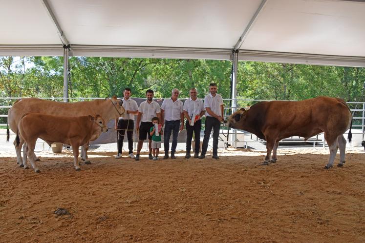 La vache Nacelle (Gaec la Guillotière), grande habituée des podiums, a été sacrée championne adulte. Elle est la mère du champion taureau adulte, Uranium, appartenant au Gaec Bodin.