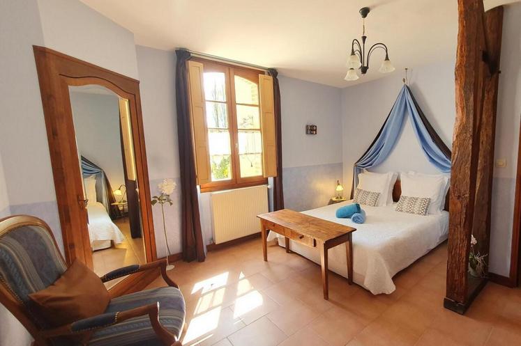 Une des deux chambres d'hôtes du domaine, la " chambre Bleue " bénéficie du classement 4 épis chez gîte de France.
