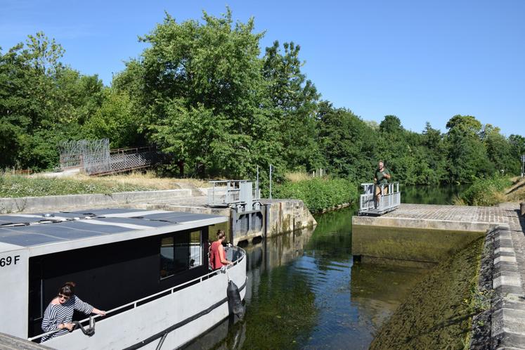 Le parcours entre Niort et Marans comprend treize écluses. Ici, l'écluse automatique à la sortie de Niort.