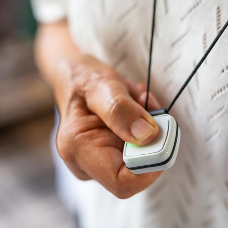 Activ'zen se présente sous la forme d'un transmetteur raccordé à la box associé à un bracelet, un médaillon ou un bijou.