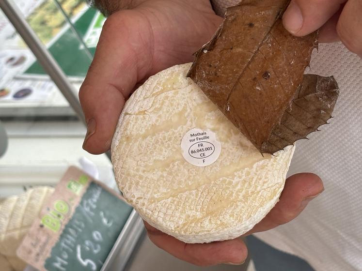 La présence de cette étiquette est la preuve d'un "vrai" Mothais-sur-feuille.