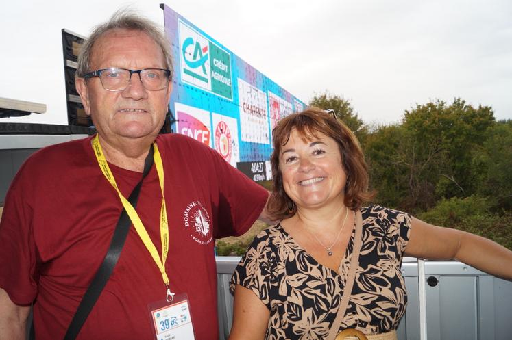 Laetitia Plumat, présidente de la Chambre d'agriculture, a rejoint Roland Vilneau à l'arrivée du Tour, au Gond-Pontouvre le 27 août.