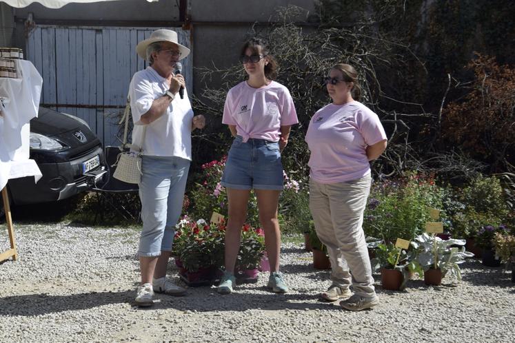 De gauche à droite : Nathalie Clarenc, sous-préfète de Confolens, Manon Durand, présidente des JA Nord-Charente et Camille Golvet, présidente des JA Charente.