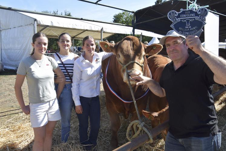 La famille Laurent entoure Ulysse P, meilleur animal du concours. De gauche à droite : Perrine, Rozen, Garance et François Laurent.