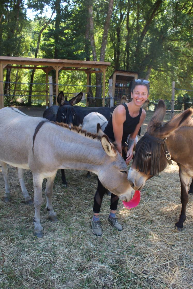Léonie Billy possède sept ânes qui partent régulièrement randonner avec les visiteurs durant la saison,d'avril à octobre.