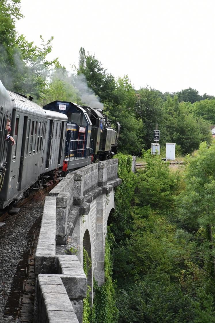 Le train parcourt les 49 km qui séparent Limoges à Eymoutiers.