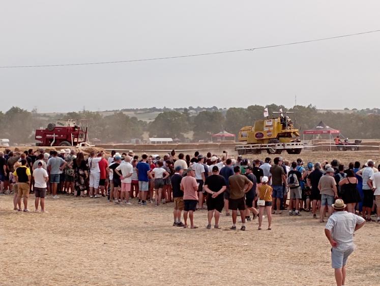 Les courses de moiss'batt cross attirent toujours un public nombreux. Les cinq appareils engagés cette année - trois des JA17, deux des JA47 - ont effectué plusieurs sessions tout au long du week-end.