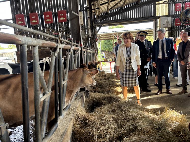Annie Genevard a notamment parcouru l'exploitation du lycée de Venours.