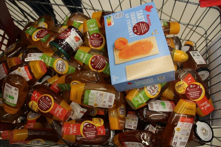 Les chariots de courses se sont vite remplis de boîtes de céréales, de pots de miel et autres pâtes à tartiner.