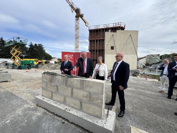 Pose de la première pierre de la Tonnellerie du futur à Cognac, le 9 septembre 2025.