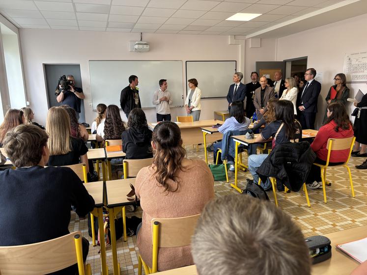 Annie Genevard s'est entretenue avec des élèves d'une classe du lycée de Venours.