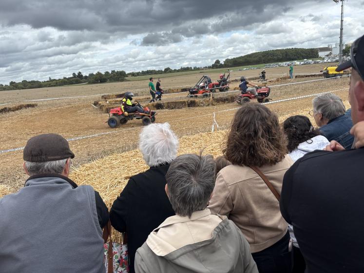 Plusieurs manches de courses de tracteurs tondeuses étaient proposées.