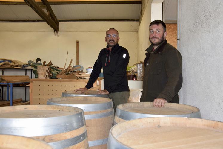 Emmanuel Jean (à gauche) a intégré un atelier de la tonnellerie pour fabriquer des produits dérivés en bois.