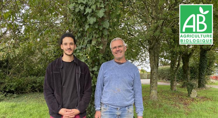 Claude Imbert pose avec son fils Paul qui, après une première expérience professionnelle et une reconversion agricole, se prépare à la reprise de l'exploitation.