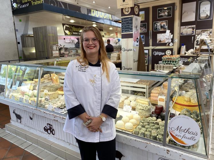 Margaux Bats, sous les Halles de Niort, devant le banc Georgelet où sa passion du fromage a débuté.