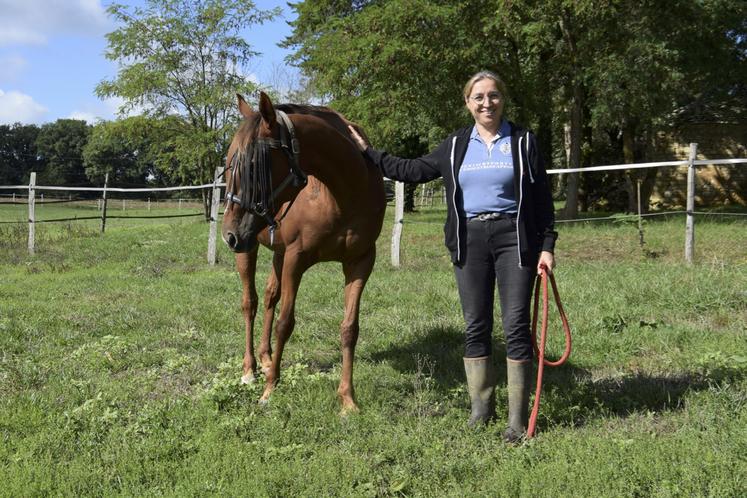 Gwendoline Paratte avec Kadinska, 12 ans, pur sang réformé des courses.
L'équicoach exerce notamment son activité au sein de l'élevage du Repaire, à Saint-Claud, chez Muriel Barangé.