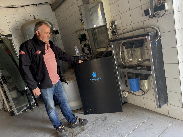 Jean-Frédéric Granger est convaincu par ce système de filtration sans produit, et qui ne nécessite pas d'électricité.