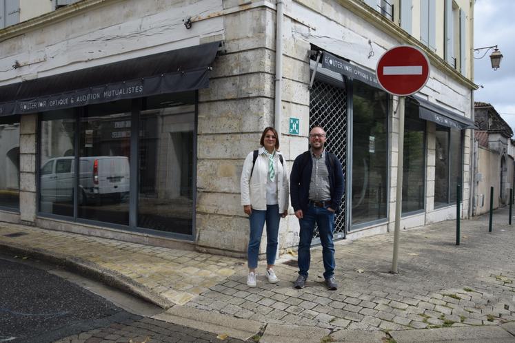 Ella Bassler et Anthony Puppo, de l'association "Incroyable territoire", devant la future boutique partagée à Barbezieux, à l'angle des rues Victor-Hugo et Élie-Vinet.
