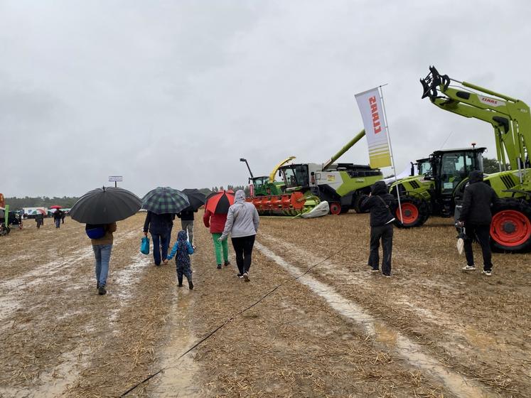 Les visiteurs étaient équipés pour braver la pluie. L'événement a rassemblé près de 700 personnes pour le concert du samedi soir, et environ 1500 la journée du dimanche.
