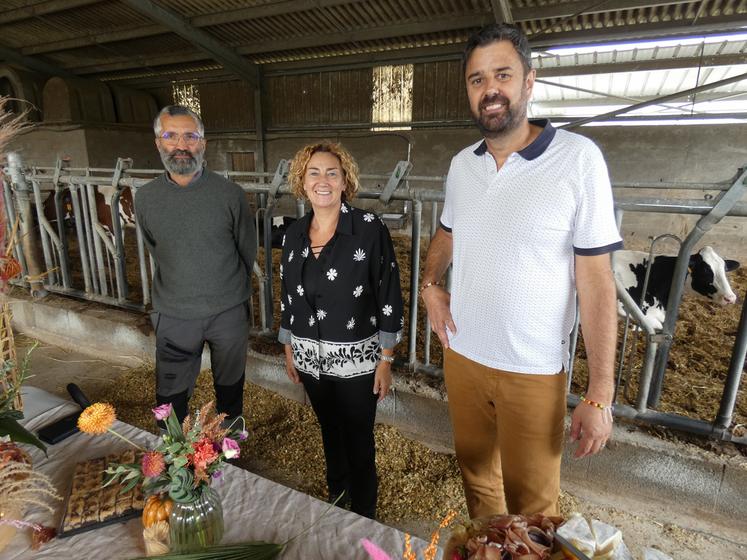 Valérie Ferreira-Gomes aux côtés de deux des chefs d'exploitation de l'Agrocampus de Saintonge, Thomas Faure (à gauche), qui remplace Clotilde Plantureux depuis la rentrée aux Serres de Chadignac, et Hermann Théfany (à droite), à La Pichonnerie.