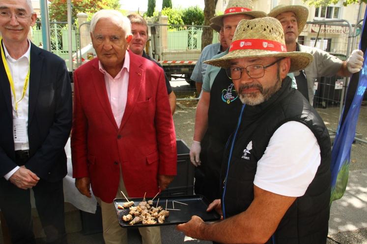 Les producteurs ont fait déguster de l'Agneau Poitou-Charentes aux partenaires et aux élus présents, dont Jean-Pierre Raffarin.