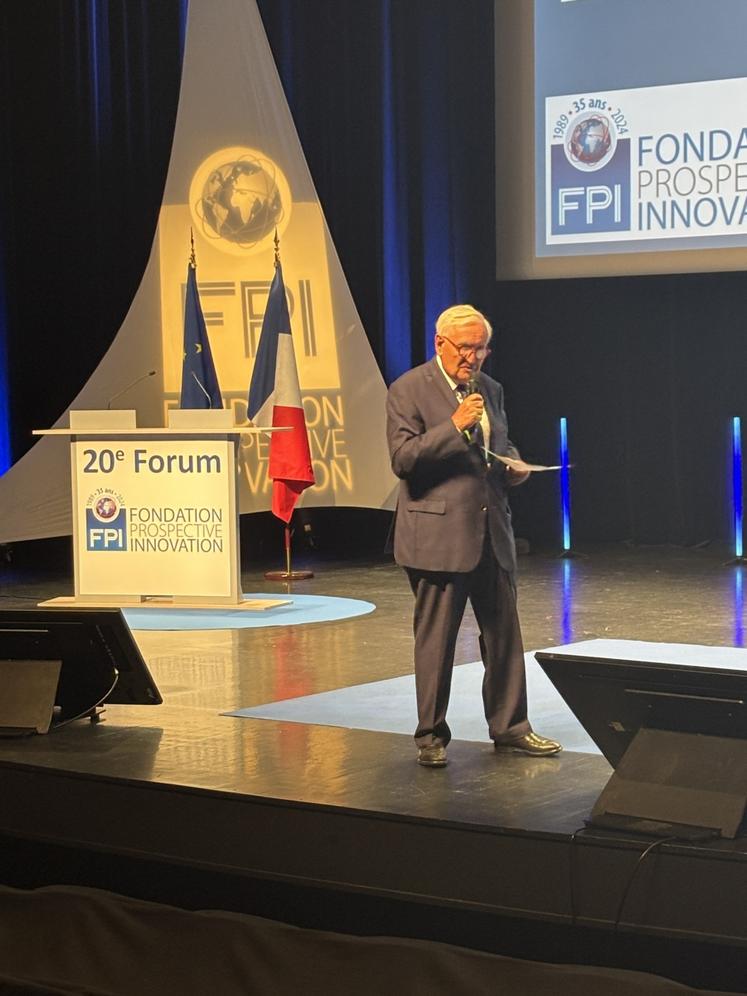 Jean-Pierre Raffarin avait choisi un sujet particulièrement d'actualité : "Quel avenir pour nos démocraties ?"