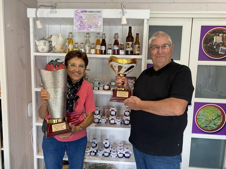 Colette et Guy Barbier dans leur boutique, ouverte sur rendez-vous, avec les trophées de champions du monde.