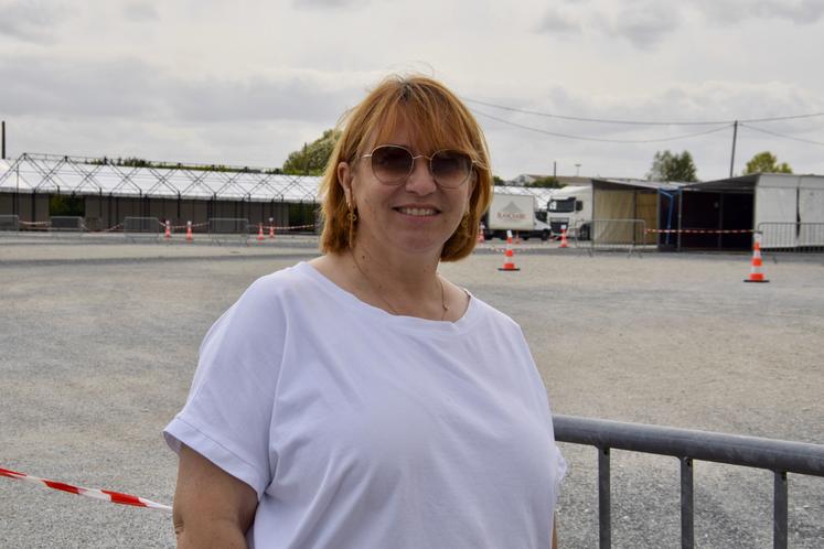 Aline Testaud devant les stands de la foire de Barbezieux en cours de montage le 19 août. Depuis, les bénévoles ont mis les bouchées doubles pour que tout soit prêt ce 5 septembre.
