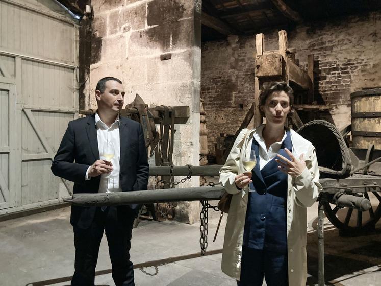 Baptiste Loiseau, maître de chai, et Anne-Laure Pressat, directrice exécutive, dans les chais du Domaine de Grollet à Saint-Même-les-Carrières.